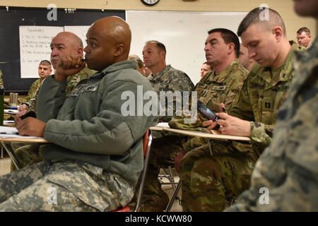 Sgt. 1. klasse Kenneth Whitaker, 122 engineer Battalion, Sitz und die Konzernzentrale, hört ein Briefing über den Plan für die Unterstützung der Einweihung, jan. 19., 2017. Rund 30 Soldaten aus der Südcarolina nationale Schutz verband mehr als 7.500 Bürger - Soldaten und Piloten aus über 40 Staaten und Gebiete, in die Hauptstadt der Nation Support für die 58 Präsidentschafts-einweihung im Bezirk von Kolumbien, jan. 20, 2017. Die Unterstützung der National Guard, einschließlich Südcarolina, wird auf Antrag der örtlichen zivilen Behörden, sowie der Gove Stockfoto