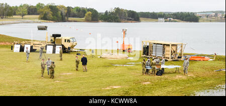 U.s. Army National Guard Soldaten aus alpha Co., 218 BSB, South Carolina National Guard, und alpha Co., 348 BSB, Georgien National Guard, arbeiten zusammen, Wasser während wachsam Guard 17 bei den amerson Wasseraufbereitungsanlage in Macon, Georgia, 28. März zu reinigen. wachsam Guard 17 ist eine gemeinsame regionale Training übung für die South Carolina National Guard eine Gelegenheit, die Zusammenarbeit und die Beziehungen mit lokalen, staatlichen regionalen zivilen, militärischen und föderalen Partnern in Vorbereitung auf Notfälle und Katastrophen zu verbessern. (U.s. Army National Guard Foto von Sgt. tashera pravato/1 Stockfoto