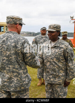 Us-Armee SPC. courtney Robinson, alpha Co., 218 BSB, South Carolina National Guard, ist mit einer Münze aus lt vorgestellt. col. Robert Lowe, 348 bsb Bataillonskommandeur, Georgien National Guard, für ihre harte Arbeit während der wachsam Guard 17 bei den amerson Wasseraufbereitungsanlage in Macon, Georgia, 28. März wachsam Guard 17 ist eine gemeinsame regionale Training übung für die South Carolina National Guard eine Gelegenheit, die Zusammenarbeit und die Beziehungen mit lokalen, staatlichen regionalen zivilen, militärischen und föderalen Partnern in Vorbereitung auf Notfälle und Katastrophen zu verbessern. (U.s. army Nation Stockfoto