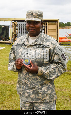 Us-Armee SPC. courtney Robinson, alpha Co., 218 BSB, South Carolina National Guard, ist mit einer Münze aus lt vorgestellt. col. Robert Lowe, 348 bsb Bataillonskommandeur, Georgien National Guard, für ihre harte Arbeit während der wachsam Guard 17 bei den amerson Wasseraufbereitungsanlage in Macon, Georgia, 28. März wachsam Guard 17 ist eine gemeinsame regionale Training übung für die South Carolina National Guard eine Gelegenheit, die Zusammenarbeit und die Beziehungen mit lokalen, staatlichen regionalen zivilen, militärischen und föderalen Partnern in Vorbereitung auf Notfälle und Katastrophen zu verbessern. (U.s. army Nation Stockfoto