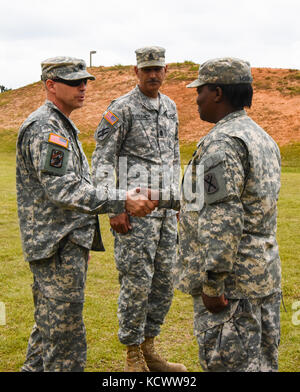 Us-Armee SPC. courtney Robinson, alpha Co., 218 BSB, South Carolina National Guard, ist mit einer Münze aus lt vorgestellt. col. Robert Lowe, 348 bsb Bataillonskommandeur, Georgien National Guard, für ihre harte Arbeit während der wachsam Guard 17 bei den amerson Wasseraufbereitungsanlage in Macon, Georgia, 28. März wachsam Guard 17 ist eine gemeinsame regionale Training übung für die South Carolina National Guard eine Gelegenheit, die Zusammenarbeit und die Beziehungen mit lokalen, staatlichen regionalen zivilen, militärischen und föderalen Partnern in Vorbereitung auf Notfälle und Katastrophen zu verbessern. (U.s. army Nation Stockfoto