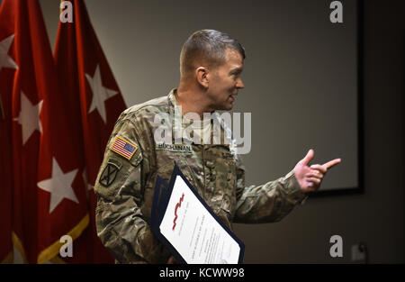 Us-Armee Generalleutnant Jeffrey S. Buchanan, US-Armee Nord (fünfte Armee) Commander, präsentiert die Armee Superior Unit Award der US-Armee Generalmajor Glenn A. Bramhall, 263Rd Armee Luft- und Raketenabwehr Befehl (AAMDC) Commander im Namen der 263Rd AAMDC, South Carolina Army National Guard, bei einem Besuch in der Zentrale in Anderson, South Carolina, Feb 9, 2017. (US Army National Guard Foto: Staff Sgt. Roby Di Giovine/Freigegeben) Stockfoto