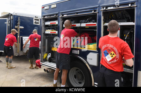 Südcarolina Nationalgarde aus der 43 zivilen Support Team prüfen ihre Gang vor und nach den Übungen während wachsam guard17 am Fort Gordon, Georgien, 27. März wachsam Guard 17 ist eine gemeinsame regionale Training übung für die South Carolina National Guard eine Gelegenheit, die Zusammenarbeit und die Beziehungen mit lokalen, staatlichen regionalen zivilen, militärischen und föderalen Partnern in Vorbereitung auf Notfälle und Katastrophen zu verbessern. (U.s. Army National Guard Foto von Sgt. tashera pravato/108 Pad) Stockfoto