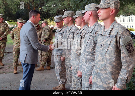 Unter Sekretär der Armee Mr. Patrick j. Murphy präsentiert Münzen, die Kadetten in der Zitadelle bei seinem Besuch in Charleston, South Carolina, sept. 29, 2016. Der Staatssekretär war im Sept. 29-30 mit Soldaten in der South Carolina Army National Guard, Fort Jackson, US-Army Central Command erfüllen und die militärische Ausbildung von Kadetten in der Zitadelle beobachten. (U.s. Army National Guard Foto von Lt.Col.cindi König) Stockfoto