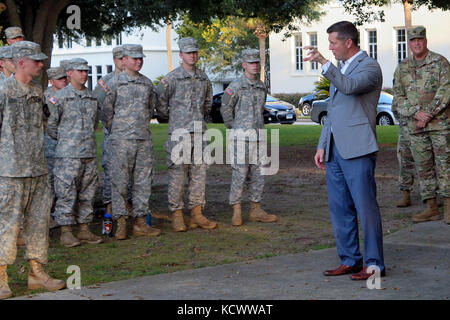 Unter Sekretär der Armee Mr. Patrick j. murphy Kader spricht und mit den Kadetten in der Zitadelle bei seinem Besuch in Charleston, South Carolina, sept. 29, 2016. Der Staatssekretär war im Sept. 29-30 mit Soldaten in der South Carolina Army National Guard, Fort Jackson, US-Army Central Command erfüllen und die militärische Ausbildung von Kadetten in der Zitadelle beobachten. (U.s. Army National Guard Foto von Lt.Col.cindi König) Stockfoto