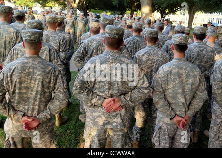 Unter Sekretär der Armee Mr. Patrick j. murphy Kader spricht und mit den Kadetten in der Zitadelle bei seinem Besuch in Charleston, South Carolina, sept. 29, 2016. Der Staatssekretär war im Sept. 29-30 mit Soldaten in der South Carolina Army National Guard, Fort Jackson, US-Army Central Command erfüllen und die militärische Ausbildung von Kadetten in der Zitadelle beobachten. (U.s. Army National Guard Foto von Lt.Col.cindi König) Stockfoto