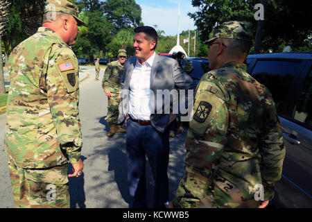 Unter Sekretär der Armee Mr. Patrick j. Murphy ist durch US-amerikanische Armee brig begrüßt. gen.r. van mccarty, stellvertretender Adjutant General, South Carolina National Guard, der bei seinem Besuch in der Zitadelle in Charleston, South Carolina, sept. 29, 2016. Der Staatssekretär war im Sept. 29-30 mit Soldaten in der South Carolina Army National Guard, Fort Jackson, US-Army Central Command erfüllen und die militärische Ausbildung von Kadetten in der Zitadelle beobachten. (U.s. Army National Guard Foto von Lt.Col.cindi König) Stockfoto