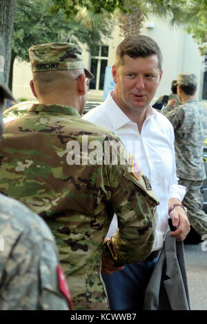 Unter Sekretär der Armee Mr. Patrick j. Murphy spricht mit US-Army col. mark Raschke, Professor für militärwissenschaften an der Zitadelle bei seinem Besuch in Charleston, South Carolina, sept. 29, 2016. Der Staatssekretär war im Sept. 29-30 mit Soldaten in der South Carolina Army National Guard, Fort Jackson, US-Army Central Command erfüllen und die militärische Ausbildung von Kadetten in der Zitadelle beobachten. (U.s. Army National Guard Foto von Lt.Col.cindi König) Stockfoto