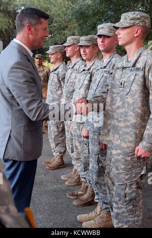 Unter Sekretär der Armee Mr. Patrick j. Murphy präsentiert Münzen, die Kadetten in der Zitadelle bei seinem Besuch in Charleston, South Carolina, sept. 29, 2016. Der Staatssekretär war im Sept. 29-30 mit Soldaten in der South Carolina Army National Guard, Fort Jackson, US-Army Central Command erfüllen und die militärische Ausbildung von Kadetten in der Zitadelle beobachten. (U.s. Army National Guard Foto von Lt.Col.cindi König) Stockfoto