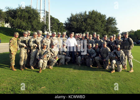 Kadetten an der Zitadelle stehen mit der staatssekretär der Armee Mr. Patrick j. Murphy, bei seinem Besuch in der Zitadelle in Charleston, South Carolina, sept. 29, 2016. Der Staatssekretär war im Sept. 29-30 mit Soldaten in der South Carolina Army National Guard, Fort Jackson, US-Army Central Command erfüllen und die militärische Ausbildung von Kadetten in der Zitadelle beobachten. (U.s. Army National Guard Foto von Lt.Col.cindi König) Stockfoto