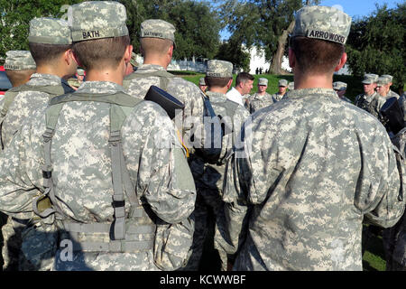 Unter Sekretär der Armee Mr. Patrick j. murphy Kader spricht und mit den Kadetten in der Zitadelle bei seinem Besuch in Charleston, South Carolina, sept. 29, 2016. Der Staatssekretär war im Sept. 29-30 mit Soldaten in der South Carolina Army National Guard, Fort Jackson, US-Army Central Command erfüllen und die militärische Ausbildung von Kadetten in der Zitadelle beobachten. (U.s. Army National Guard Foto von Lt.Col.cindi König) Stockfoto