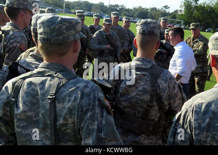 Unter Sekretär der Armee Mr. Patrick j. murphy Kader spricht und mit den Kadetten in der Zitadelle bei seinem Besuch in Charleston, South Carolina, sept. 29, 2016. Der Staatssekretär war im Sept. 29-30 mit Soldaten in der South Carolina Army National Guard, Fort Jackson, US-Army Central Command erfüllen und die militärische Ausbildung von Kadetten in der Zitadelle beobachten. (U.s. Army National Guard Foto von Lt.Col.cindi König) Stockfoto