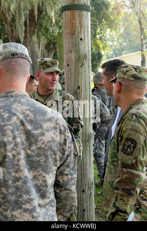 Unter Sekretär der Armee Mr. Patrick j. murphy Kader spricht und mit den Kadetten in der Zitadelle bei seinem Besuch in Charleston, South Carolina, sept. 29, 2016. Der Staatssekretär war im Sept. 29-30 mit Soldaten in der South Carolina Army National Guard, Fort Jackson, US-Army Central Command erfüllen und die militärische Ausbildung von Kadetten in der Zitadelle beobachten. (U.s. Army National Guard Foto von Lt.Col.cindi König) Stockfoto