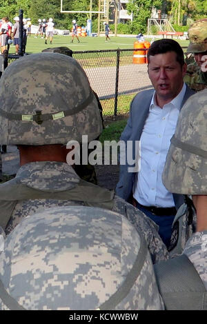 Unter Sekretär der Armee Mr. Patrick j. Murphy spricht mit kadetten an der Zitadelle bei seinem Besuch in Charleston, South Carolina, sept. 29, 2016. Der Staatssekretär war im Sept. 29-30 mit Soldaten in der South Carolina Army National Guard, Fort Jackson, US-Army Central Command erfüllen und die militärische Ausbildung von Kadetten in der Zitadelle beobachten. (U.s. Army National Guard Foto von Lt.Col.cindi König) Stockfoto