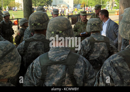 Unter Sekretär der Armee Mr. Patrick j. Murphy Trifft sich mit Kader und Kadetten in der Zitadelle bei seinem Besuch in Charleston, South Carolina, sept. 29, 2016. Der Staatssekretär war im Sept. 29-30 mit Soldaten in der South Carolina Army National Guard, Fort Jackson, US-Army Central Command und Kadetten in der Zitadelle zu erfüllen. (U.s. Army National Guard Foto von Lt.Col.cindi König) Stockfoto