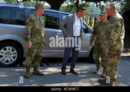 Unter Sekretär der Armee Mr. Patrick j. Murphy ist durch US-amerikanische Armee brig begrüßt. gen.r. van mccarty, stellvertretender Adjutant General, South Carolina National Guard, und us-armee Col. mark Raschke, Professor für militärwissenschaften an der Zitadelle, bei seinem Besuch in der Zitadelle in Charleston, South Carolina, sept. 29, 2016. Der Staatssekretär war im Sept. 29-30 mit Soldaten in der South Carolina Army National Guard, Fort Jackson, US-Army Central Command erfüllen und die militärische Ausbildung von Kadetten in der Zitadelle beobachten. (U.s. Army National Guard Foto von Lt.Col.cindi König) Stockfoto