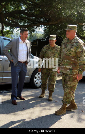 Unter Sekretär der Armee Mr. Patrick j. Murphy ist durch US-amerikanische Armee brig begrüßt. gen.r. van mccarty, stellvertretender Adjutant General, South Carolina National Guard, und us-armee Col. mark Raschke, Professor für militärwissenschaften an der Zitadelle, bei seinem Besuch in der Zitadelle in Charleston, South Carolina, sept. 29, 2016. Der Staatssekretär war im Sept. 29-30 mit Soldaten in der South Carolina Army National Guard, Fort Jackson, US-Army Central Command erfüllen und die militärische Ausbildung von Kadetten in der Zitadelle beobachten. (U.s. Army National Guard Foto von Lt.Col.cindi König) Stockfoto