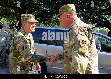 U.s. army col.tom Hawn. Executive Officer unter Sekretär der Armee Mr. Patrick j. Murphy, wird von der U.S. Army brig begrüßt. gen.r. van mccarty, stellvertretender Adjutant General, South Carolina National Guard, der bei seinem Besuch in der Zitadelle in Charleston, South Carolina, sept. 29, 2016. Der Staatssekretär war im Sept. 29-30 mit Soldaten in der South Carolina Army National Guard, Fort Jackson, US-Army Central Command erfüllen und die militärische Ausbildung von Kadetten in der Zitadelle beobachten. (U.s. Army National Guard Foto von Lt.Col.cindi König) Stockfoto