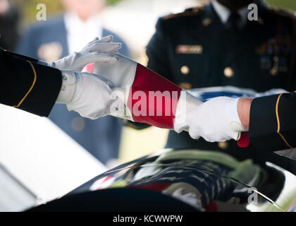Überlebende Teilnahme an einer Trauerfeier zu Ehren des ehemaligen US-Army Air Corps Flight Officer (Fl/o) dewey Leroy gossett in Wellford, South Carolina, 11. April 2016 statt. Der gossett bleibt wurden kürzlich zu seiner Familie zurück, fast 73 Jahre nach seiner Flugzeuge während einem kampfeinsatz am 27. September 1943, in der Nähe von acerno, Italien verschwunden. gossett und seine Überlebenden zu Ehren, eine Formation F-16 Fighting Falcons aus 169th Fighter Wing der South Carolina Air National Guard, eine "missing Man" Überführung. Zusätzlich wird ein s.c. National Guard Beerdigung detail vollen militärischen Ehren, die gerendert Stockfoto