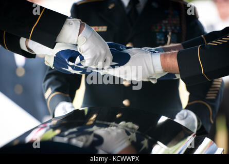 Überlebende Teilnahme an einer Trauerfeier zu Ehren des ehemaligen US-Army Air Corps Flight Officer (Fl/o) dewey Leroy gossett in Wellford, South Carolina, 11. April 2016 statt. Der gossett bleibt wurden kürzlich zu seiner Familie zurück, fast 73 Jahre nach seiner Flugzeuge während einem kampfeinsatz am 27. September 1943, in der Nähe von acerno, Italien verschwunden. gossett und seine Überlebenden zu Ehren, eine Formation F-16 Fighting Falcons aus 169th Fighter Wing der South Carolina Air National Guard, eine "missing Man" Überführung. Zusätzlich wird ein s.c. National Guard Beerdigung detail vollen militärischen Ehren, die gerendert Stockfoto