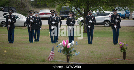 Überlebende Teilnahme an einer Trauerfeier zu Ehren des ehemaligen US-Army Air Corps Flight Officer (Fl/o) dewey Leroy gossett in Wellford, South Carolina, 11. April 2016 statt. Der gossett bleibt wurden kürzlich zu seiner Familie zurück, fast 73 Jahre nach seiner Flugzeuge während einem kampfeinsatz am 27. September 1943, in der Nähe von acerno, Italien verschwunden. gossett und seine Überlebenden zu Ehren, eine Formation F-16 Fighting Falcons aus 169th Fighter Wing der South Carolina Air National Guard, eine "missing Man" Überführung. Zusätzlich wird ein s.c. National Guard Beerdigung detail vollen militärischen Ehren, die gerendert Stockfoto