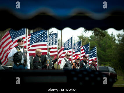 Überlebende Teilnahme an einer Trauerfeier zu Ehren des ehemaligen US-Army Air Corps Flight Officer (Fl/o) dewey Leroy gossett in Wellford, South Carolina, 11. April 2016 statt. Der gossett bleibt wurden kürzlich zu seiner Familie zurück, fast 73 Jahre nach seiner Flugzeuge während einem kampfeinsatz am 27. September 1943, in der Nähe von acerno, Italien verschwunden. gossett und seine Überlebenden zu Ehren, eine Formation F-16 Fighting Falcons aus 169th Fighter Wing der South Carolina Air National Guard, eine "missing Man" Überführung. Zusätzlich wird ein s.c. National Guard Beerdigung detail vollen militärischen Ehren, die gerendert Stockfoto