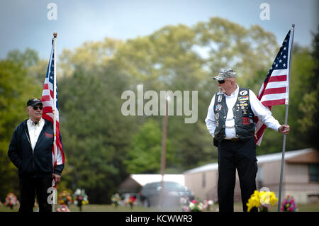 Überlebende Teilnahme an einer Trauerfeier zu Ehren des ehemaligen US-Army Air Corps Flight Officer (Fl/o) dewey Leroy gossett in Wellford, South Carolina, 11. April 2016 statt. Der gossett bleibt wurden kürzlich zu seiner Familie zurück, fast 73 Jahre nach seiner Flugzeuge während einem kampfeinsatz am 27. September 1943, in der Nähe von acerno, Italien verschwunden. gossett und seine Überlebenden zu Ehren, eine Formation F-16 Fighting Falcons aus 169th Fighter Wing der South Carolina Air National Guard, eine "missing Man" Überführung. Zusätzlich wird ein s.c. National Guard Beerdigung detail vollen militärischen Ehren, die gerendert Stockfoto