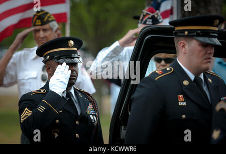 Überlebende Teilnahme an einer Trauerfeier zu Ehren des ehemaligen US-Army Air Corps Flight Officer (Fl/o) dewey Leroy gossett in Wellford, South Carolina, 11. April 2016 statt. Der gossett bleibt wurden kürzlich zu seiner Familie zurück, fast 73 Jahre nach seiner Flugzeuge während einem kampfeinsatz am 27. September 1943, in der Nähe von acerno, Italien verschwunden. gossett und seine Überlebenden zu Ehren, eine Formation F-16 Fighting Falcons aus 169th Fighter Wing der South Carolina Air National Guard, eine "missing Man" Überführung. Zusätzlich wird ein s.c. National Guard Beerdigung detail vollen militärischen Ehren, die gerendert Stockfoto
