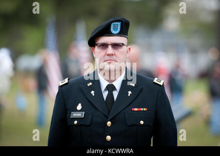 Überlebende Teilnahme an einer Trauerfeier zu Ehren des ehemaligen US-Army Air Corps Flight Officer (Fl/o) dewey Leroy gossett in Wellford, South Carolina, 11. April 2016 statt. Der gossett bleibt wurden kürzlich zu seiner Familie zurück, fast 73 Jahre nach seiner Flugzeuge während einem kampfeinsatz am 27. September 1943, in der Nähe von acerno, Italien verschwunden. gossett und seine Überlebenden zu Ehren, eine Formation F-16 Fighting Falcons aus 169th Fighter Wing der South Carolina Air National Guard, eine "missing Man" Überführung. Zusätzlich wird ein s.c. National Guard Beerdigung detail vollen militärischen Ehren, die gerendert Stockfoto