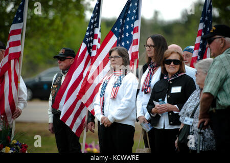 Überlebende Teilnahme an einer Trauerfeier zu Ehren des ehemaligen US-Army Air Corps Flight Officer (Fl/o) dewey Leroy gossett in Wellford, South Carolina, 11. April 2016 statt. Der gossett bleibt wurden kürzlich zu seiner Familie zurück, fast 73 Jahre nach seiner Flugzeuge während einem kampfeinsatz am 27. September 1943, in der Nähe von acerno, Italien verschwunden. gossett und seine Überlebenden zu Ehren, eine Formation F-16 Fighting Falcons aus 169th Fighter Wing der South Carolina Air National Guard, eine "missing Man" Überführung. Zusätzlich wird ein s.c. National Guard Beerdigung detail vollen militärischen Ehren, die gerendert Stockfoto