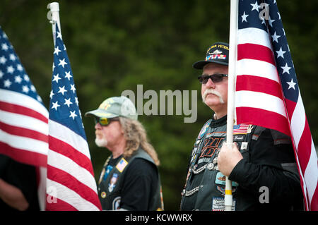 Überlebende Teilnahme an einer Trauerfeier zu Ehren des ehemaligen US-Army Air Corps Flight Officer (Fl/o) dewey Leroy gossett in Wellford, South Carolina, 11. April 2016 statt. Der gossett bleibt wurden kürzlich zu seiner Familie zurück, fast 73 Jahre nach seiner Flugzeuge während einem kampfeinsatz am 27. September 1943, in der Nähe von acerno, Italien verschwunden. gossett und seine Überlebenden zu Ehren, eine Formation F-16 Fighting Falcons aus 169th Fighter Wing der South Carolina Air National Guard, eine "missing Man" Überführung. Zusätzlich wird ein s.c. National Guard Beerdigung detail vollen militärischen Ehren, die gerendert Stockfoto