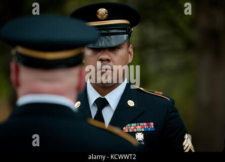 Überlebende Teilnahme an einer Trauerfeier zu Ehren des ehemaligen US-Army Air Corps Flight Officer (Fl/o) dewey Leroy gossett in Wellford, South Carolina, 11. April 2016 statt. Der gossett bleibt wurden kürzlich zu seiner Familie zurück, fast 73 Jahre nach seiner Flugzeuge während einem kampfeinsatz am 27. September 1943, in der Nähe von acerno, Italien verschwunden. gossett und seine Überlebenden zu Ehren, eine Formation F-16 Fighting Falcons aus 169th Fighter Wing der South Carolina Air National Guard, eine "missing Man" Überführung. Zusätzlich wird ein s.c. National Guard Beerdigung detail vollen militärischen Ehren, die gerendert Stockfoto
