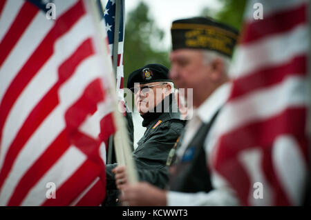 Überlebende Teilnahme an einer Trauerfeier zu Ehren des ehemaligen US-Army Air Corps Flight Officer (Fl/o) dewey Leroy gossett in Wellford, South Carolina, 11. April 2016 statt. Der gossett bleibt wurden kürzlich zu seiner Familie zurück, fast 73 Jahre nach seiner Flugzeuge während einem kampfeinsatz am 27. September 1943, in der Nähe von acerno, Italien verschwunden. gossett und seine Überlebenden zu Ehren, eine Formation F-16 Fighting Falcons aus 169th Fighter Wing der South Carolina Air National Guard, eine "missing Man" Überführung. Zusätzlich wird ein s.c. National Guard Beerdigung detail vollen militärischen Ehren, die gerendert Stockfoto