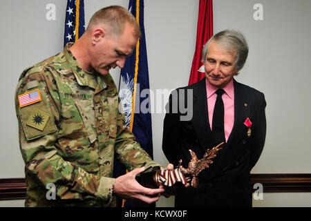 U.s. Army Chief Warrant Officer 5 Kent puffenbarger präsentiert Chief Warrant Officer 4 James s. jernigan mit dem Warrant Officer Bronze während seiner Pensionierung Zeremonie Adler von der South Carolina Army National Guard mit Familie und Freunden an der Adjutant Generäle Gebäude, Columbia s.c., 21. april 2016. jernigan geht in den Ruhestand mit 36 Jahren, 11 Monate und 8 Tage. (U.s. Army National Guard Foto von 2 Lt. tracci dorgan - Bandy/freigegeben) Stockfoto