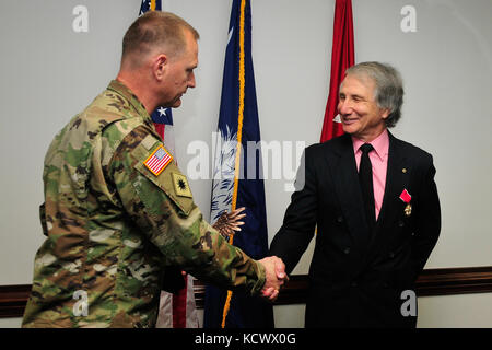 U.s. Army Chief Warrant Officer 5 Kent puffenbarger präsentiert Chief Warrant Officer 4 James s. jernigan mit dem Warrant Officer Bronze während seiner Pensionierung Zeremonie Adler von der South Carolina Army National Guard mit Familie und Freunden an der Adjutant Generäle Gebäude, Columbia s.c., 21. april 2016. jernigan geht in den Ruhestand mit 36 Jahren, 11 Monate und 8 Tage. (U.s. Army National Guard Foto von 2 Lt. tracci dorgan - Bandy/freigegeben) Stockfoto