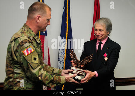 U.s. Army Chief Warrant Officer 5 Kent puffenbarger präsentiert Chief Warrant Officer 4 James s. jernigan mit dem Warrant Officer Bronze während seiner Pensionierung Zeremonie Adler von der South Carolina Army National Guard mit Familie und Freunden an der Adjutant Generäle Gebäude, Columbia s.c., 21. april 2016. jernigan geht in den Ruhestand mit 36 Jahren, 11 Monate und 8 Tage. (U.s. Army National Guard Foto von 2 Lt. tracci dorgan - Bandy/freigegeben) Stockfoto