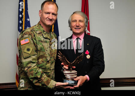 U.s. Army Chief Warrant Officer 5 Kent puffenbarger präsentiert Chief Warrant Officer 4 James s. jernigan mit dem Warrant Officer Bronze während seiner Pensionierung Zeremonie Adler von der South Carolina Army National Guard mit Familie und Freunden an der Adjutant Generäle Gebäude, Columbia s.c., 21. april 2016. jernigan geht in den Ruhestand mit 36 Jahren, 11 Monate und 8 Tage. (U.s. Army National Guard Foto von 2 Lt. tracci dorgan - Bandy/freigegeben) Stockfoto