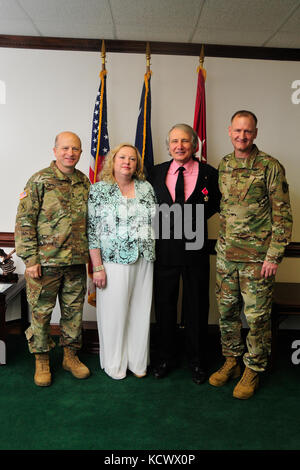 U.s. Army Chief Warrant Officer 4 James s. Jernigan feiert seinen Ruhestand von der South Carolina Army National Guard mit Familie und Freunden an der Adjutant Generäle Gebäude, Columbia s.c., 21. april 2016. Er von seiner Frau, Donna, Maj verbunden ist. gen. Robert e. livingston jr., der Adjutant General für South Carolina und Chief Warrant Officer 5 Kent puffenbarger. jernigan geht in den Ruhestand mit 36 Jahren, 11 Monate und 8 Tage. (U.s. Army National Guard Foto von 2 Lt. tracci dorgan - Bandy/freigegeben) Stockfoto