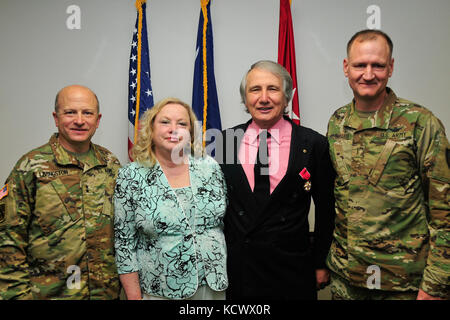 U.s. Army Chief Warrant Officer 4 James s. Jernigan feiert seinen Ruhestand von der South Carolina Army National Guard mit Familie und Freunden an der Adjutant Generäle Gebäude, Columbia s.c., 21. april 2016. Er von seiner Frau, Donna, Maj verbunden ist. gen. Robert e. livingston jr., der Adjutant General für South Carolina und Chief Warrant Officer 5 Kent puffenbarger. jernigan geht in den Ruhestand mit 36 Jahren, 11 Monate und 8 Tage. (U.s. Army National Guard Foto von 2 Lt. tracci dorgan - Bandy/freigegeben) Stockfoto