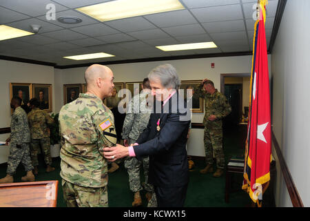U.s. Army Chief Warrant Officer 4 James s. Jernigan feiert seinen Ruhestand von der South Carolina Army National Guard mit Familie und Freunden an der Adjutant Generäle Gebäude, Columbia s.c., 21. april 2016. jernigan mit 36 Jahren in Rente geht, 11 Monate und 8 Tage. (U.s. Army National Guard Foto von 2 Lt. tracci dorgan - Bandy/freigegeben) Stockfoto