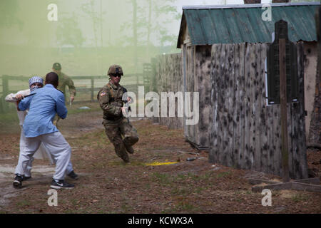 Us-Soldaten mit der Army National Guard konkurrieren in der Region iii besten Krieger Wettbewerb 2016 in Fort Stewart, Georgia hielt, April 17-22, 2016. (U.s. Army National Guard Foto von Capt. Brian Hare/freigegeben) Stockfoto