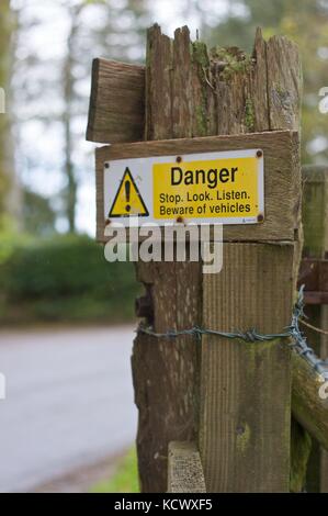 Zeichen auf gate Post in der Nähe von dartington Gärten lesen 'Zorn! Stoppen Sie, schauen Sie, hören Sie. Vorsicht vor Fahrzeuge" in der Nähe von dartington Stockfoto