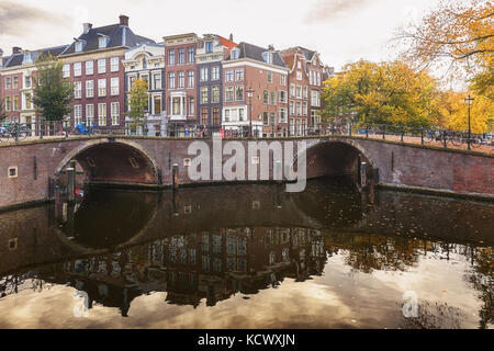 Amsterdam, Niederlande, 30. Oktober 2016: Kreuzung Herengracht reguliersgracht in der Altstadt von Amsterdam. Stockfoto