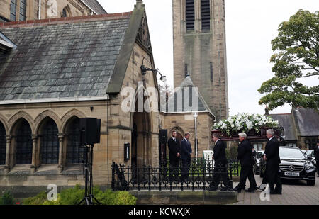 Der Sarg des ehemaligen Vorsitzenden von Newcastle United, Freddy Shepherd, wird zur St. George's Church in Jesmond für seinen Trauerdienst gebracht. Stockfoto