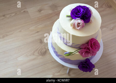 Wunderschöne Hochzeitstorte, Nahaufnahme der Kuchen mit Blumen Stockfoto