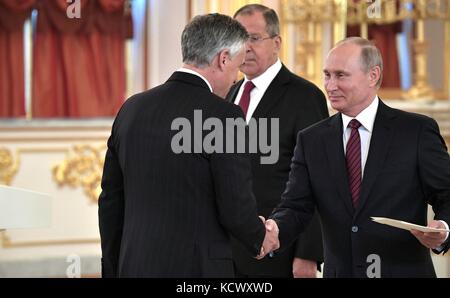 Der russische Präsident Wladimir Putin schüttelt dem neuen US-Botschafter Jon Huntsman die Hand während der Zeremonie der Urkunden im Großen Palast des Kremls am 4. Oktober 2017 in Moskau. Stockfoto