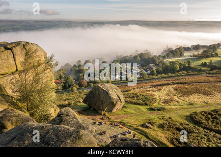 Eine ungewöhnliche dramatische Sicht der Kuh und Kalb Felsen auf ländlichen Ilkley Moor mit einer Wolke Inversion in der wharfedale Tal, West Yorkshire, UK Stockfoto