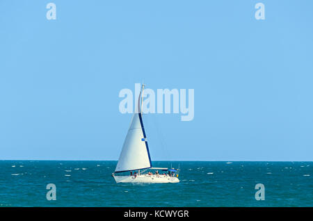 Albena, Bulgarien - 17. Juni 2017: Wind boot Yacht auf Blau Schwarz Meer Wasser in der Nähe von Strand. Stockfoto