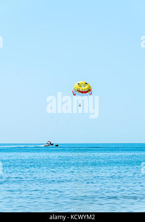 Albena, Bulgarien - Juni 15, 2017: Farbige parasail Flügel mit einem Boot im Meer Wasser gezogen, auch bekannt als Parasailing oder parakiting Parasailing. Stockfoto