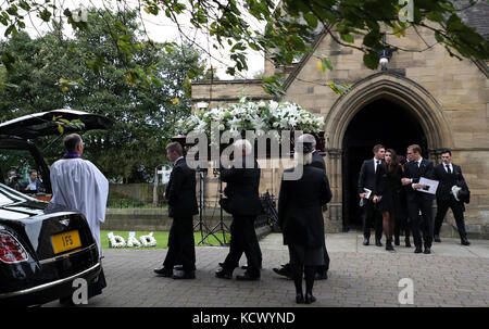 Der Sarg des ehemaligen Vorsitzenden von Newcastle United, Freddy Shepherd, wird nach seinem Trauerdienst von der St. George's Church in Jesmond getragen. Stockfoto